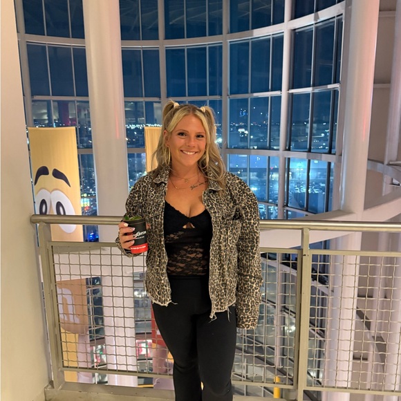 Meet your Posher, Alyssa - Picture 4 of 9